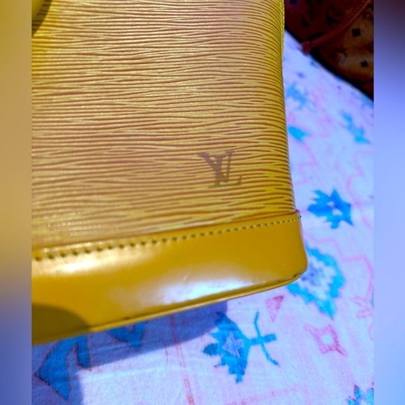Louis Vuitton Epi Alma PM Handbag - VINTAGE - Picture 3 of 16